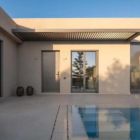 Athina Luxury Villa, With Pool & Walk To The Beach, By Thinkvilla Вилла *