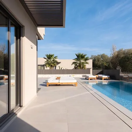 Athina Luxury Villa, With Pool & Walk To The Beach, By Thinkvilla Вилла Ханья
