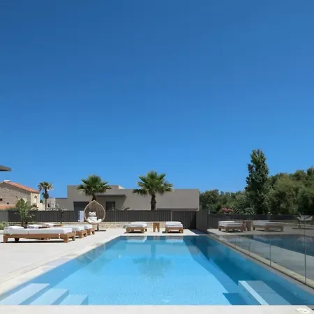 Вилла Athina Luxury Villa, With Pool & Walk To The Beach, By Thinkvilla