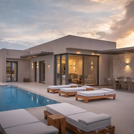 Athina Luxury Villa, With Pool & Walk To The Beach, By Thinkvilla Βίλα