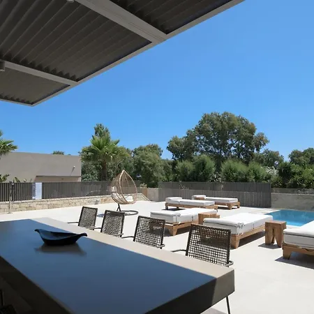 Athina Luxury Villa, With Pool & Walk To The Beach, By Thinkvilla Βίλα